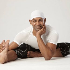 Thay-yoga-An-Do-Master-Kamal